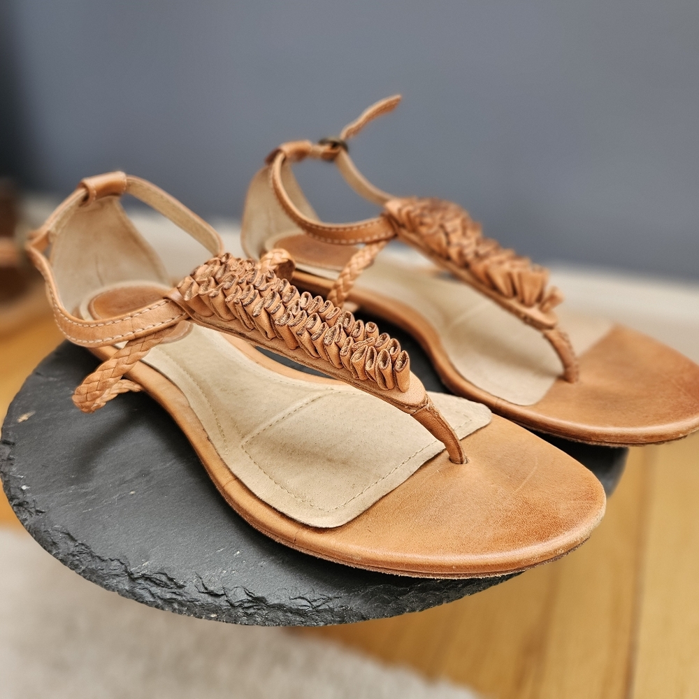FRYE Laurel Flower T Strap Sandal